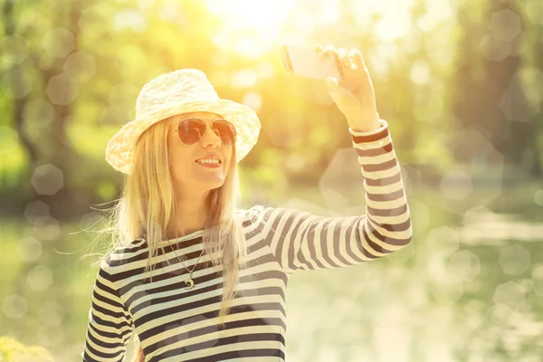 Retrato de mujer rubia fotografiando — Foto de Stock