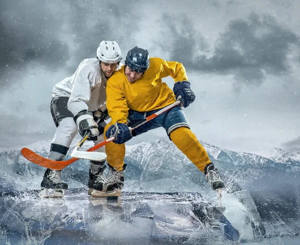 Ice hockeyspelers op ijs. — Stockfoto