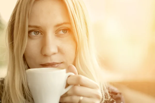 Mujer con café en la cafetería — Foto de Stock