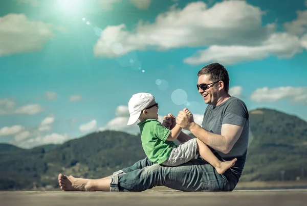 Boldog apa és fia, a mólón — Stock Fotó