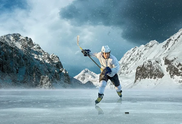 Παίκτης χόκεϋ πάγου σε εξωτερική δράση — Φωτογραφία Αρχείου
