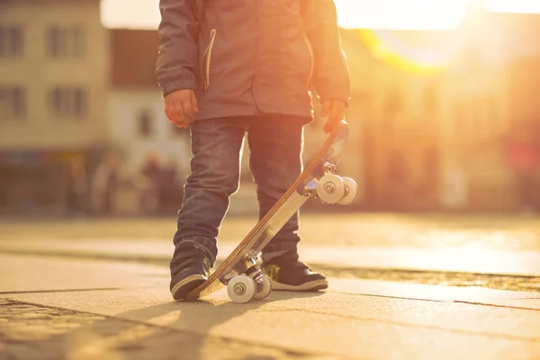 Criança com skate na rua — Fotografia de Stock
