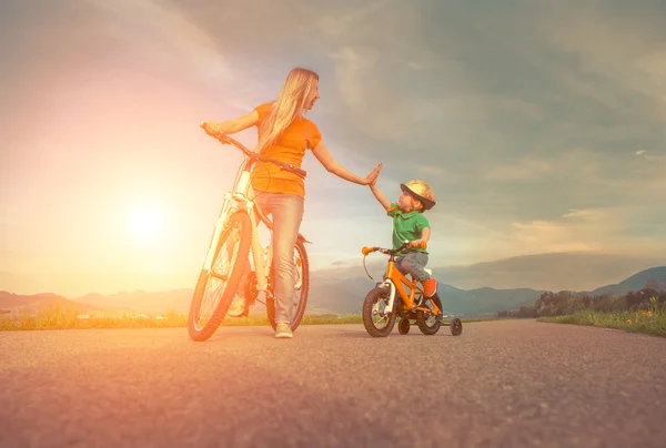 Мати і син на велосипедах — стокове фото