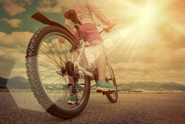 Beautiful woman stay on the bicycle — Stock Photo, Image