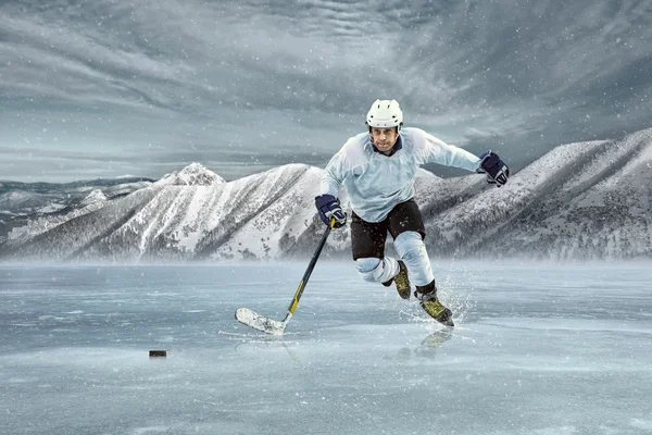 Jugador de hockey sobre hielo en el hielo —  Fotos de Stock