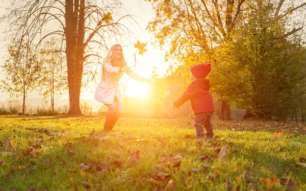 Madre e figlio in autunno — Foto Stock