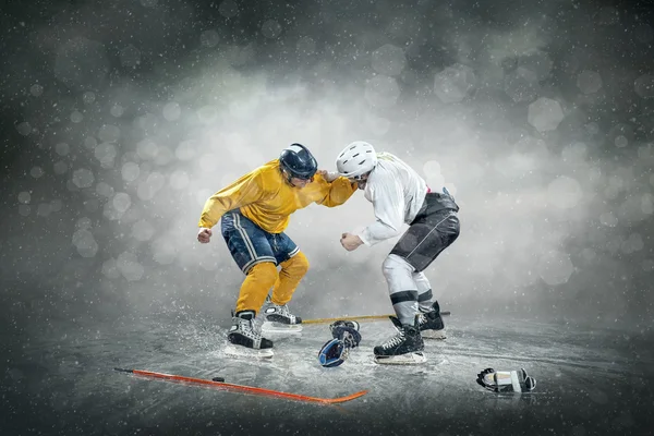 Ice hockeyspelers op ijs. — Stockfoto