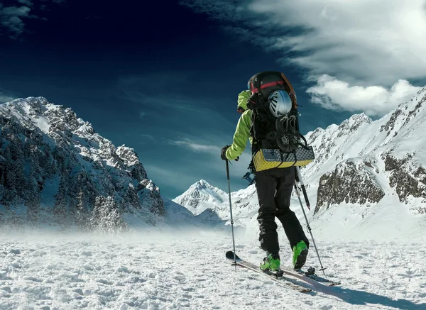 El hombre con la mochila al esquí en las montañas — Foto de Stock