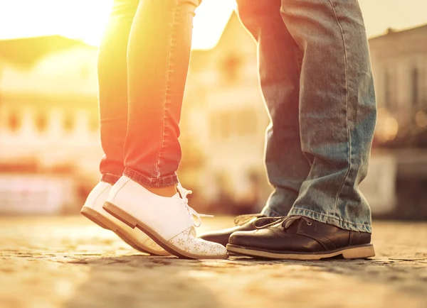 Couples pieds rester à la rue — Photo