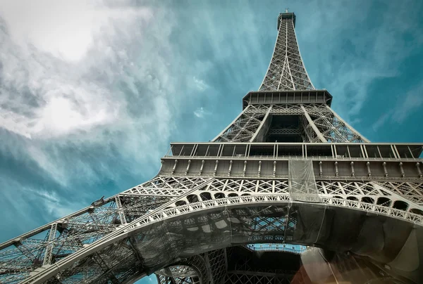 Tour Eiffel sous la lumière du soleil — Photo