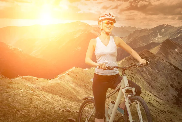 Frau mit Helm auf dem Fahrrad — Stockfoto