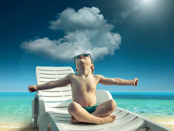 Kind in zonnebril plezier in de buurt van het water — Stockfoto