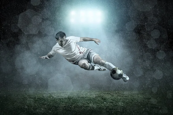 Ποδοσφαιριστής με μπάλα σε δράση — Φωτογραφία Αρχείου