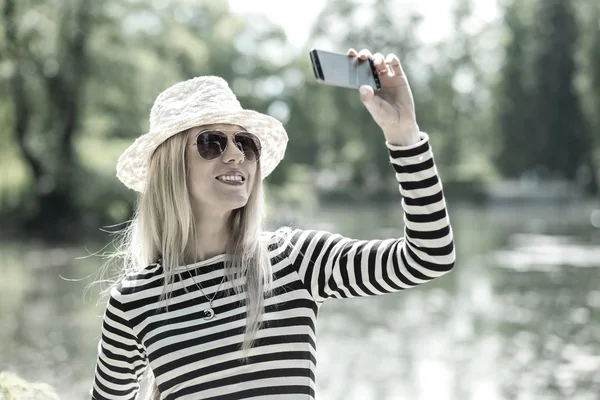 Retrato de mujer rubia fotografiando — Foto de Stock