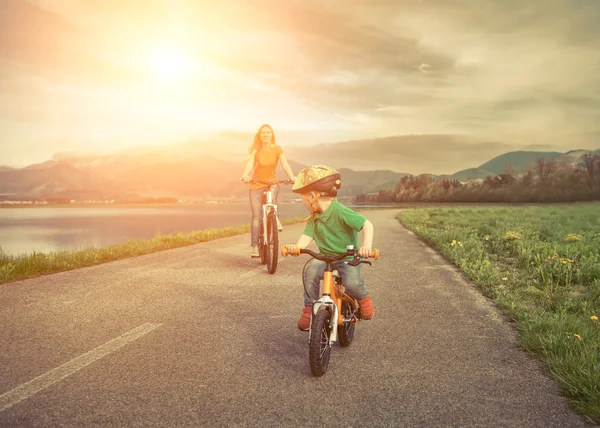 Moeder en zoon op de fietsen — Stockfoto