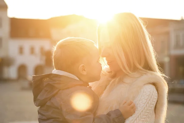 Gelukkig moeder en zoon op straat — Stockfoto