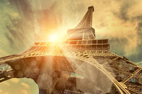 Torre Eiffel bajo la luz del sol —  Fotos de Stock
