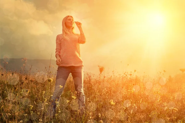 Bonheur femme rester en plein air — Photo