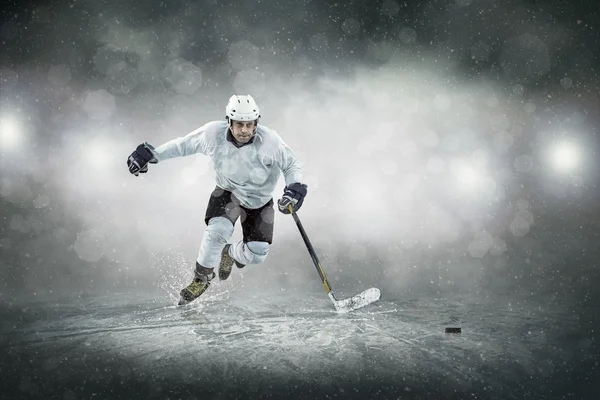 Jogador de hóquei no gelo no gelo — Fotografia de Stock