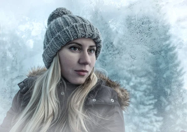 Retrato de una mujer rubia en invierno — Foto de Stock