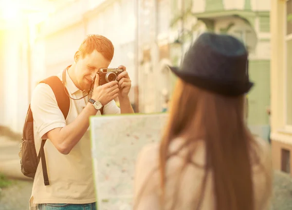 Uomo tiro donna con mappa — Foto Stock