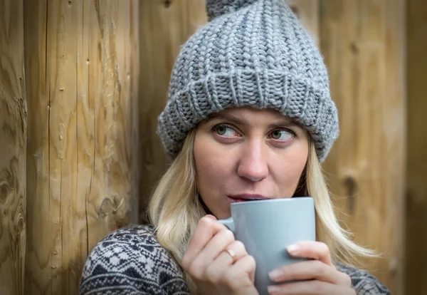 Красивая блондинка пьет кофе — стоковое фото