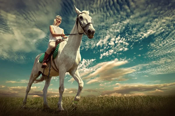 Jonge Amazone rijden op een paard — Stockfoto