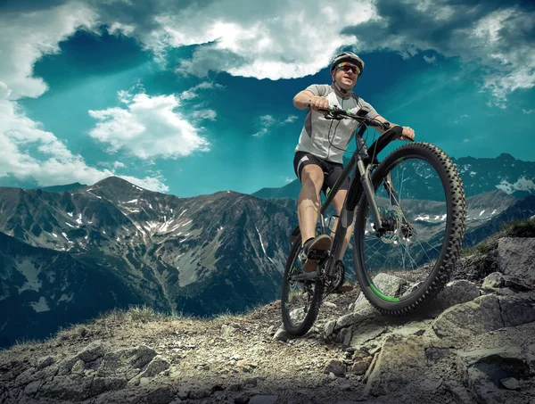 Mann mit Fahrrad in den Bergen — Stockfoto