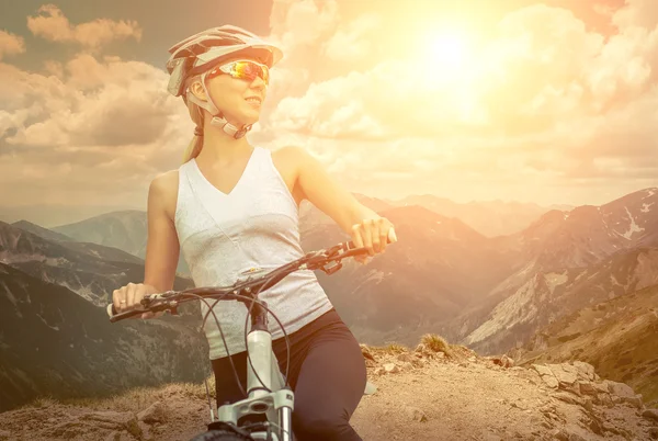 Beautiful woman  on the bicycle — Stock Photo, Image