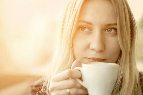 Mujer con café en la cafetería — Foto de Stock