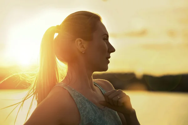 Жінка біжить під сонячним світлом — стокове фото