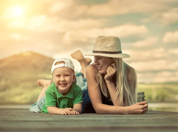 Gelukkig moeder en zoon op de pier — Stockfoto