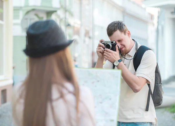 Hombre disparando mujer con mapa — Foto de Stock