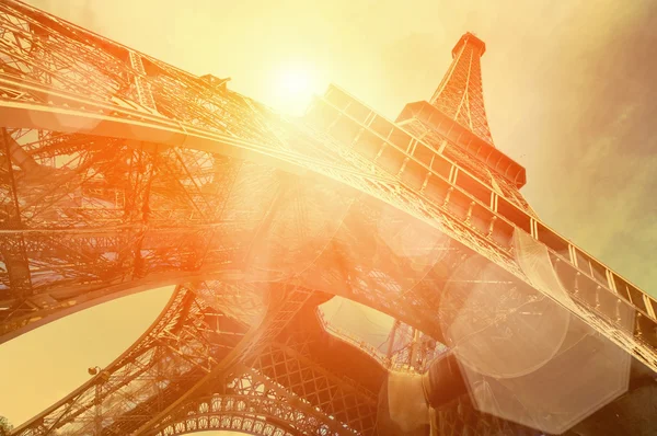 La tour Eiffel sous la lumière du soleil — Photo