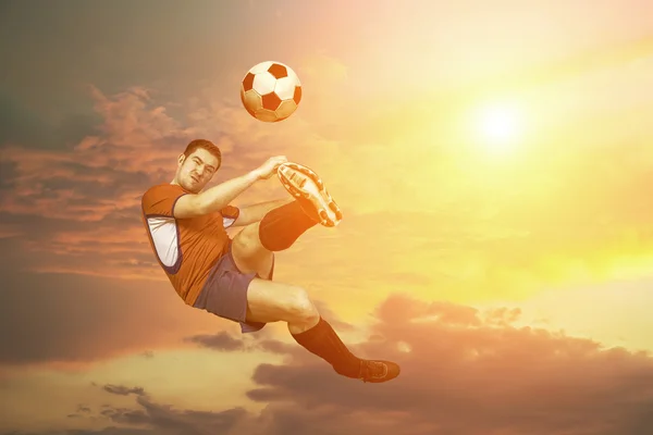 Футболист с мячом в действии — стоковое фото