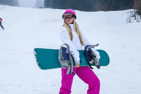 Kobieta w gogle snowboardowe wih — Zdjęcie stockowe