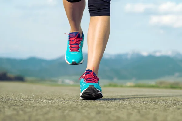 Runner atleet voeten uitgevoerd op weg — Stockfoto