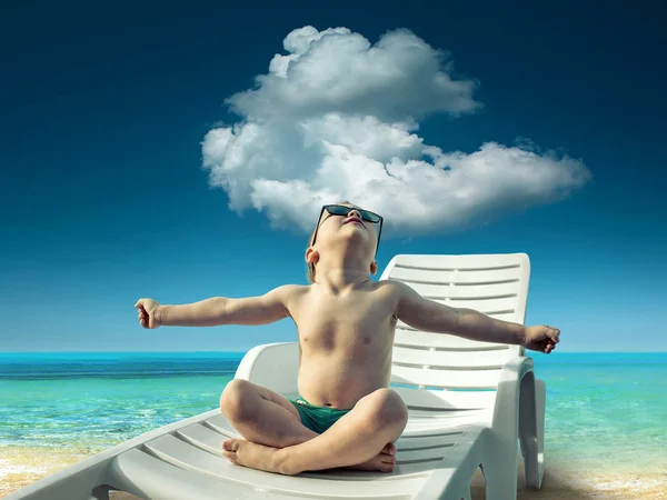Παιδί σε γυαλιά ηλίου διασκέδαση κοντά στο νερό — Φωτογραφία Αρχείου