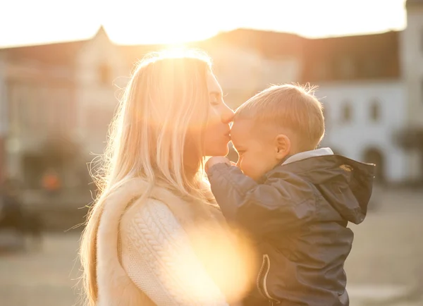 Štěstí matka a syn na ulici — Stock fotografie