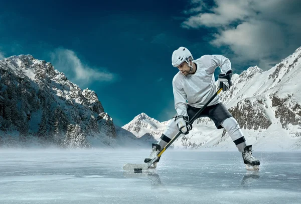 Jugador de hockey sobre hielo en el hielo — Foto de Stock