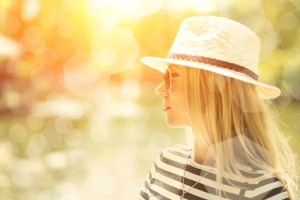 Portret van blonde vrouw in witte hoed — Stockfoto