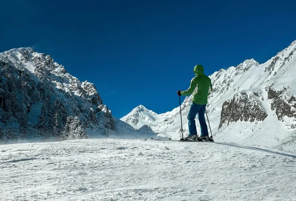 Skiër blijven op de top van de berg — Stockfoto