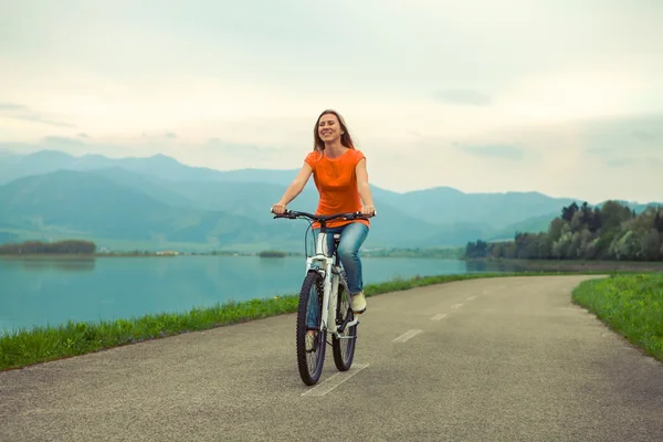 Щаслива жінка на велосипеді — стокове фото