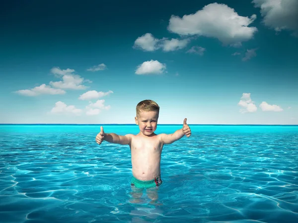 Bambino si diverte vicino all'acqua — Foto Stock