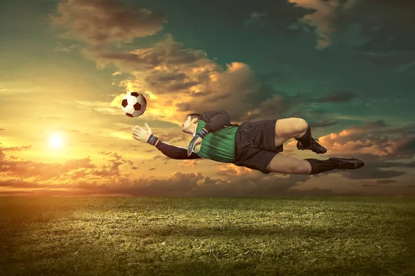 Voetbalspeler met bal in actie — Stockfoto