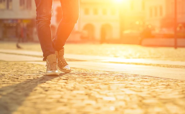 Womansfeet på gata på solig dag. — Stockfoto