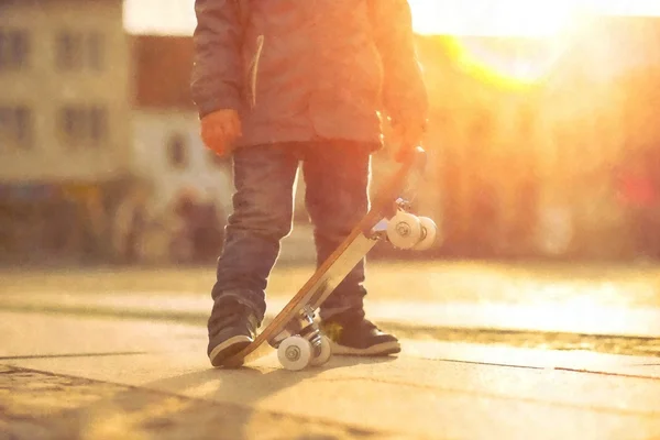 Criança com skate na rua — Fotografia de Stock