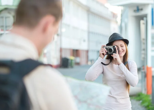 Donna ripresa uomo sulla macchina fotografica — Foto Stock