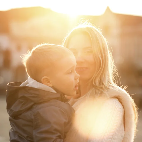 Felicità madre e figlio in strada — Foto Stock