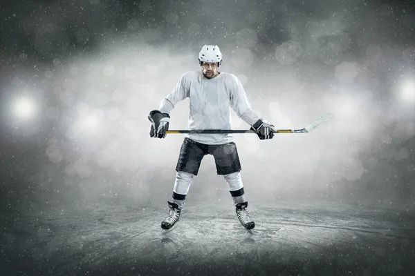 Jugador de hockey sobre hielo en el hielo —  Fotos de Stock